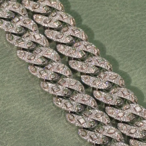 Chaîne cubaine personnalisée de 18 mm plaquée rhodium et sertie de pierres |   Argent sterling 925 |   Diamants Moissanite VVS |   Bijoux Hip Hop Cadeau - Product Image 5