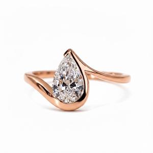 Anillo de compromiso solitario de moda en oro amarillo de 14K con diamante cultivado en laboratorio, color DEF, claridad VS-VVS, corte pera de oriente a oeste - Product Image 2