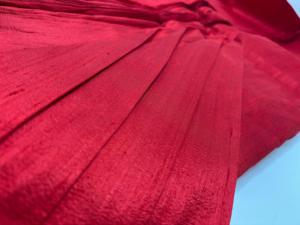 Tissu en soie Dupionne rouge avec texture naturelle et brillance élégante pour robes, saris, kurtis, vestes et décoration intérieure - Product Image 2