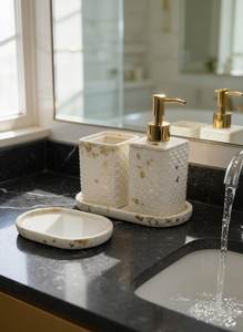 Juego de Baño de Resina de Lujo de Tres Piezas con Dispensador de Jabón Líquido Hecho a Mano Estilo Americano para Uso en el Hogar y Hoteles, Curio Craft - Product Image 3