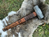Marteau de cosplay industriel Fenrir Viking Wolf & Runes gravé, avec manche en bois antidérapant, face rectangulaire, OEM DIY