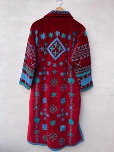 Chaqueta Larga Tradicional de Terciopelo Rojo con Bordado Suzani y Diseño Floral, Cuello Camisero Boho, Manga Larga, Ropa de Abrigo para Invierno - Product Image 3
