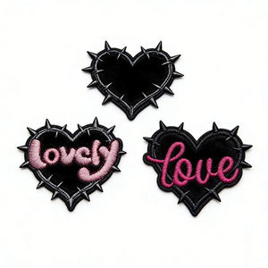 Parches bordados personalizados con forma de corazón, insignias termoadhesivas o para coser para chaquetas, bolsos, gorras, sudaderas y ropa. - Product Image 1