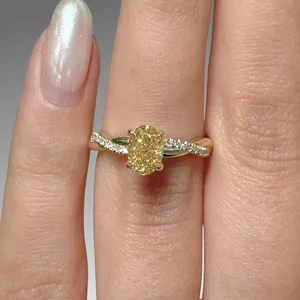 Anillo de compromiso de lujo para mujer con diamante ovalado amarillo en oro amarillo y diamantes pavé laterales, anillo de promesa - Product Image 1