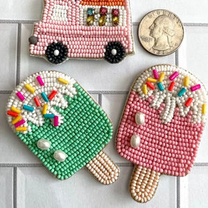 Colgante Floral Hecho a Mano con Cuentas de Colores y Cierre Dorado |   Accesorio para Bolsa |   Regalo con Cuentas para Ella - Product Image 1