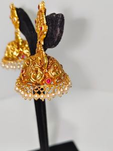 Boucles d'oreilles Jhumka en or massif 22 carats, style antique, motif Lakshmi, faites à la main, avec émeraudes vertes et perles naturelles - Product Image 3