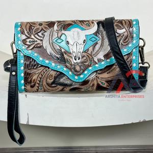 Sac bandoulière mini en cuir de vachette fait main, style vintage, motif crâne et floral, pochette de créateur pour femme – Collection Mars 2026 - Product Image 1