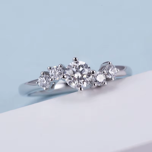 Anillo de Compromiso de Oro Blanco con Diamante Redondo de Corte Brillante y Diamantes Laterales, Joyería Clásica para Mujer - Product Image 2