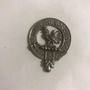 ตราสัญลักษณ์ตระกูลแมคกิลลิแวร์ ที่มักทำจากวัสดุเช่นดีบุกหรือเงินสเตอร์ลิง - Product Image 3