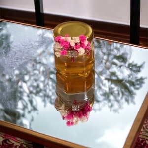 Favors en forme de pot de miel : mini-pots en verre avec cuillères en bois et décor floral - Product Image 2