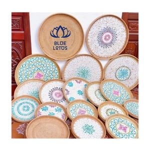 Bandeja de ratán con incrustaciones de nácar, ideal para guardar cosméticos y organizar el estante de forma decorativa, con un acabado elegante. - Product Image 1