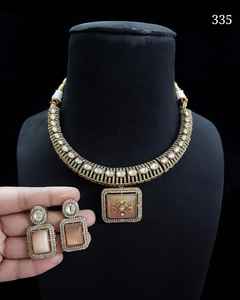 Conjunto de Gargantilla de collar de latón AD de tendencia india con cadena de hilo de perlas estilo etéreo para boda y fiesta de mujer - Product Image 1