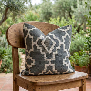 Housse de coussin décorative Kilim en terre cuite pour intérieurs rustiques, fermiers et modernes du désert - Product Image 3