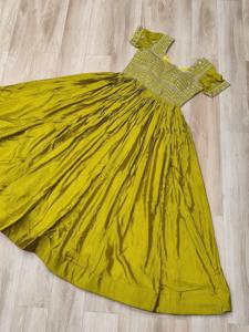 Robe prête-à-porter en soie Dhwaja Export avec broderie et travail de perles - Product Image 4