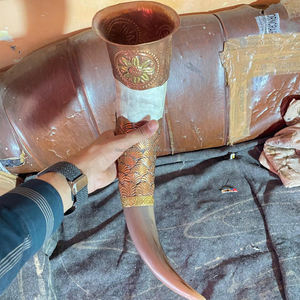 Cuerno de buey de estilo vikingo medieval con trabajo de latón en el borde y la punta Pieza de recuerdo con soporte Beber Cuerno de Búfalo de FWE - Product Image 4