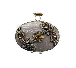Pochette ovale artisanale indienne en nacre avec cadre en laiton, décorations florales en cristal, sac de soirée luxueux fait main pour femmes - Product Image 1