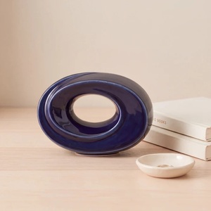 Urne funéraire artistique en métal bleu profond, design sculptural en forme d'anneau, finition brillante, récipient pour cendres commémoratives pour la maison - Product Image 2