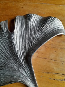 Assiette en forme de feuille unique, finition argentée, idéale pour la décoration de table de salon et l'utilisation sur comptoir de cuisine, vente en gros depuis l'Inde - Product Image 4