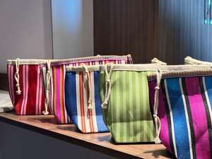 Sac de plage en nylon écologique personnalisé avec logo, pochette cosmétique réutilisable à fermeture éclair, design rayé, pochette recyclée en gros - Product Image 4