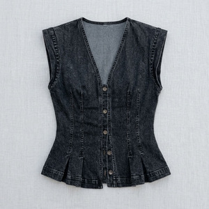 Chaleco vaquero negro desgastado Signature con botones, camisa de mujer con cuello en V, top corto ajustado sin mangas con peplum personalizado, blusa informal de mezclilla. - Product Image 4