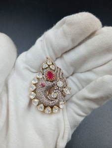 Broche vintage Amaira Jewels en argent 925 avec rubis central et diamants taille poire sertis clos, bijoux de luxe unisexe pour mariage - Product Image 3