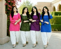 Kurti court en tissu de coton imprimé Bandhej avec pantalon palazzo en lin, tenue décontractée et quotidienne pour femmes, design élégant à prix abordable.
