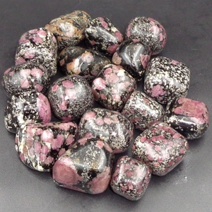 หินโรโดไนต์ธรรมชาติทรงกลม รูปทรงแกะสลัก สีชมพู คริสตัลบำบัด สำหรับเรกิ การทำสมาธิ พลังงานตกแต่ง ขายส่ง ราชสถาน - Product Image 5