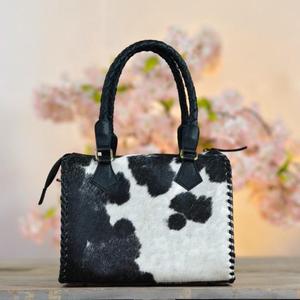 Bolso de mano de cuero vacuno de lujo con asas trenzadas y correa cruzada con cierre de cremallera - Product Image 4