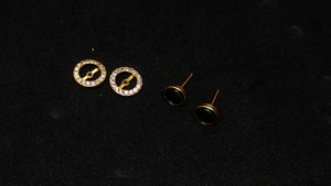 Élégantes boucles d'oreilles clous en diamant américain vert avec placage or DIY, bijoux pour femmes du Rajasthan pour les occasions de mariage et d'anniversaire - Product Image 3
