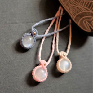 จี้ผีเสื้อแบบมินิมอลทำจากทองแดงและควอตซ์ พร้อมเชือกถักมาคราเม่สีฟ้า ชมพู และครีม สร้อยคอทำมือสำหรับโอกาสพิเศษ เช่น วันครบรอบ - Product Image 1