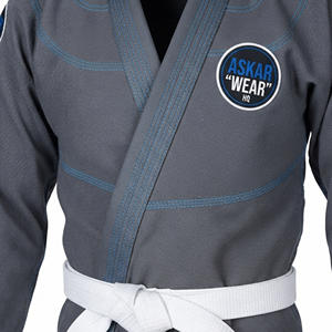 Kimono de Jiu-Jitsu Unisexe Askar Wear Gris avec surpiqûres bleues – Uniforme d'arts martiaux durable - Product Image 3