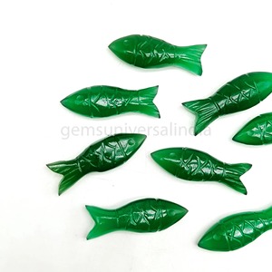 จี้รูปปลาทำจากหินออนิกซ์สีเขียวธรรมชาติขนาด 25 มม. แกะสลักด้วยมือ ขายส่งราคาถูกสำหรับทำเครื่องประดับ - Product Image 3