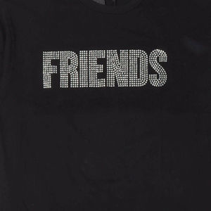 Elegante camiseta con pedrería, corte cómodo, añade brillo a cualquier atuendo informal. - Product Image 3