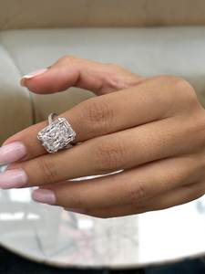 Anillo de Moissanita de 3 Quilates con Corte Radiante y Halo de Baguettes Laterales, Plata 925 Original, Estilo Moderno, Regalo para Enamorados - Product Image 4