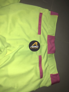 Ensemble de maillots de football américain personnalisables AERO pour garçons, jaune fluo et rose, col en V, manches courtes, polyester anti-humidité, color-block - Product Image 3