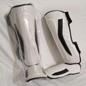 สนับแข้งฝึกซ้อมมวย MMA สีสันปรับแต่งได้ ยูนิเซ็กซ์ ขายดี พร้อมถุงมือหนัง PU ป้องกันอย่างดีสำหรับผู้ใหญ่ - Product Image 1