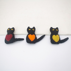Gato de Fieltro de Lana Cosido al por Mayor con Adorno de Corazón, Decoración Colgante Hecha a Mano, Set de Regalo de Amor - Product Image 1