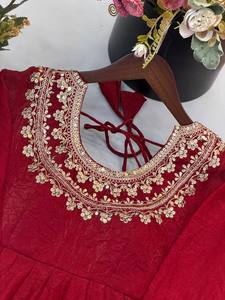 Robe Anarkali rouge traditionnelle pour femme en soie avec broderie dorée, longueur ras du sol, pour mariage, style indien et pakistanais - Product Image 4