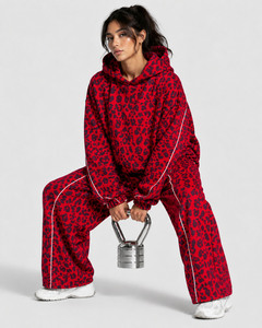 Ensemble de survêtement personnalisé pour femme avec logo, imprimé léopard rouge contrastant, sweat à capuche en polaire et pantalon de jogging décontracté oversize à jambe large - Product Image 4