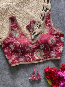 Blouse femme de qualité supérieure, dorée, ornée de fleurs et de dentelle, sans manches, rembourrée et dos fantaisie. - Product Image 3