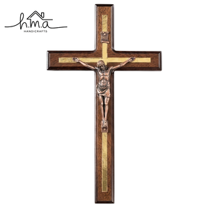 Croix murale en bois artisanale avec crucifix Jésus en laiton poli, décoration religieuse chrétienne à suspendre, cadeau pour la prière à la maison ou à l'église - Product Image 6