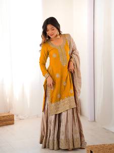 Kurti en soie Chinon de qualité supérieure avec ensemble Sharara brodé, collection de vêtements de mariage traditionnels, disponible à la vente - Product Image 1