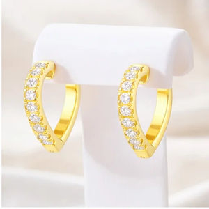 Pendientes de Aro con Diamantes Naturales en Forma de Corazón, Diseño Moderno y Romántico para Mujer, Oro de 10K, Joyería de Moda para Uso Diario - Product Image 5