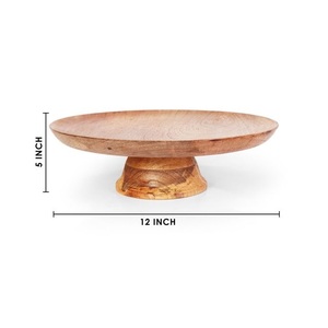 Plateau de présentation en bois pour gâteaux avec design artisanal, idéal pour servir des desserts et des produits de boulangerie - Product Image 1