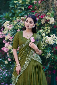 Lehenga Choli en coton vert avec dupatta à bordure imprimée blanche, tenue de mariage indienne traditionnelle pour femmes, longueur au sol, coupe classique - Product Image 3