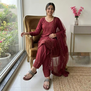 Última Moda en Ropa Femenina: Salwar Kameez Bordado para Bodas y Festivales, Traje de la India - Product Image 1