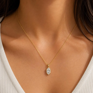 Pendentif solitaire en diamant de laboratoire taille marquise hexagonale 1,5 carat D VS1 avec chaîne en or jaune 14K 18K – Cadeau d'anniversaire - Product Image 1
