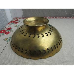 Le bol de service en laiton nostalgique ajoute une touche festive à chaque célébration et à chaque dîner en famille. - Product Image 2