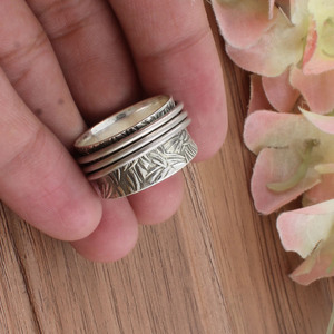 Anillo de banda de plata de ley 925 hecho a mano, clásico, de eternidad, para mujer, con piedra de nacimiento de agosto, regalo de aniversario de boda, engaste de bisel - Product Image 3