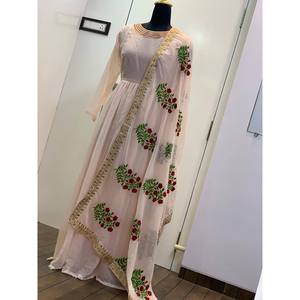 Robe de soirée trapèze de créateur avec un magnifique imprimé floral en tissu mousseline, taille empire et dupatta, idéale pour les fêtes - Product Image 3